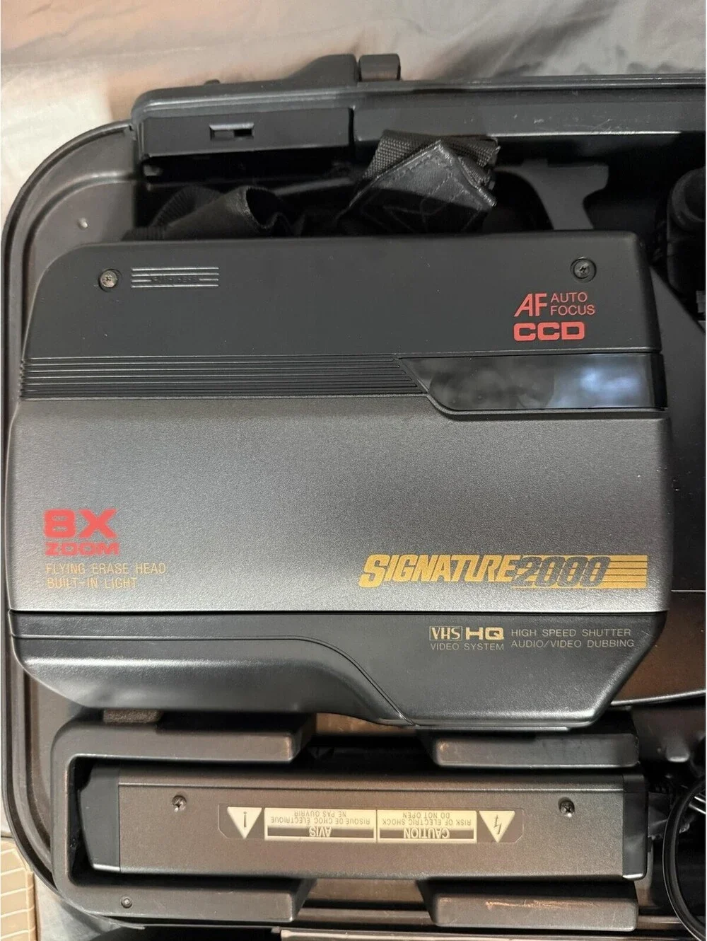 Signature 2000 25050 VHS Camcorder 8X Zoom AF CCD Handheld